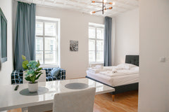 Ein simples Zimmer mit Gemeinschaftsbad im Herzen Wiens mitten im Botschaftsvier  Bright Room in Shared Apt. - King Size Bed Private room in rental unit vacation rental 53902587