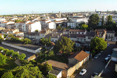 Situé dans une résidence sécurisée, au cœur d'un parc arboré, des places de park Bordeaux, France Appartement avec vue imprenable sur la ville Entire condo vacation rental 35509860