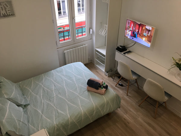 Vous serez charmé par ce studio tout équipé et bien aménagé idéalement placé à 8  Charmant studio à la Part Dieu Entire rental unit vacation rental 31897142