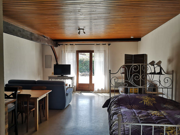 Grand studio de 43m2, très bien équipé, lumineux, au calme, avec place de parkin  Grand studio  proche Bordeaux, Médoc et océan Entire home vacation rental 48971427