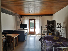 Grand studio de 43m2, très bien équipé, lumineux, au calme, avec place de parkin  Grand studio  proche Bordeaux, Médoc et océan Entire home vacation rental 48971427