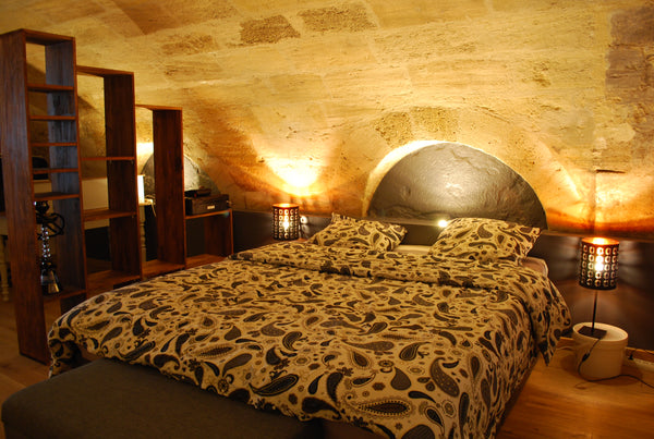 Charmant appartement atypique avec sa cave voûtée transformée en chambre/bureau. Bordeaux, France Chartrons Appartement atypique en pierres sur cour Entire rental unit vacation rental 24002507