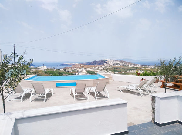 The stone-built apartments are located in Pyrgos-Santorini, with a spectacular v Karterádos, Greece AROMA CAVAS APARTMENT WITH STONE AND PERFECT VIEW Entire rental unit vacation rental 19964576