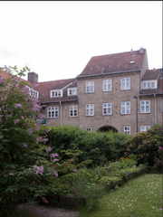 Lejligheden ligger fantastisk mellem Grundtvigskirken og Bispebjerg Kirkegård me Copenhagen, Denmark Super hyggelig egoist-lejlighed ved mosen Entire condo vacation rental 625143054678130295