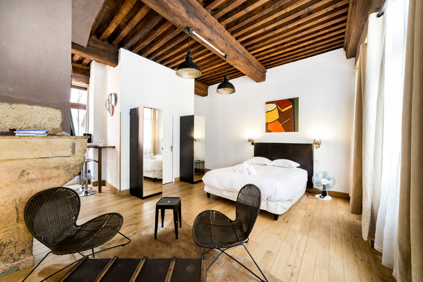 Enjoy a stay full of charm, ideally located in the heart of the old town.<br /><  Authentic studio in Vieux Lyon Entire rental unit vacation rental 44314140