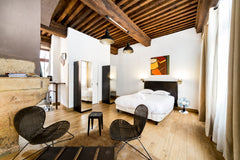 Enjoy a stay full of charm, ideally located in the heart of the old town.<br /><  Authentic studio in Vieux Lyon Entire rental unit vacation rental 44314140