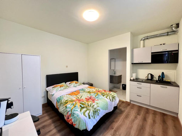 Keep it simple at this peaceful and centrally-located place.<br /><br /><b>The s  basic apartment in the heart of brussel Entire condo vacation rental 691904944587171135