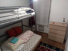 Chambre peut être loué pour 1,2 ou 3 (+10 eur ). Il y a un (vrai) lit dans le sa Lyon, France Chambre , proximité du centre (Uni lyon 2). Private room in guesthouse vacation rental 21735206