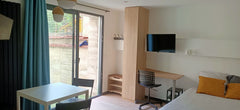 Prochine de métro, tranmway, bus,location velo, commerce a proximité.  15 minute Lyon, France Studio zen tranquille dans une maison de ville Private room in townhouse vacation rental 49756088