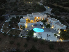 Die Villa liegt auf einem 10.000 qm großem Grundstück inmiten eines Olivenhains.  Villa Mikro Chorio Paros Entire villa vacation rental 46721497