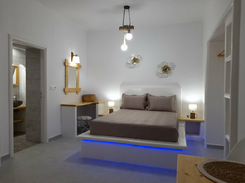 The apartment is in Plaka, 5 minutes walking distance from the central square wi  Ραντεβού στο πεύκο ll Private room in cycladic house vacation rental 635299303705905305