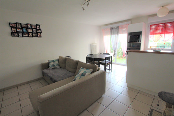 Situé dans un quartier calme à proximité du tram B et des commodités cet apparte Talence, France T2 au centre de talence avec jardin et piscine Entire rental unit vacation rental 19715772