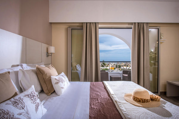 Das 20 qm große Classic Doppelzimmer mit Meerblick bietet Platz für 2 Personen u  Classic Doppelzimmer mit Meerblick in Hotel Matheo Room in hotel vacation rental 553396853528602902