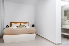 Naxos Ark Hotel located in the center of Naxos City<br /><br />It is a brand new Naxos, Greece Naxos Ark 4 Private room in condo vacation rental 44253373