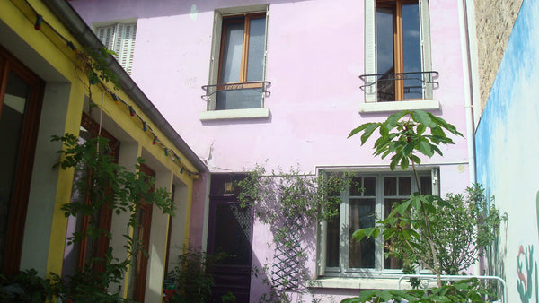 Maison dans une cour fleurie.<br /><br /><b>The space</b><br />une maison indivi Paris, France Maison indépendante dans Paris Entire home vacation rental 6128322