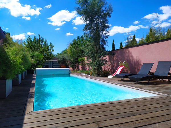 Maison contemporaine aux portes de Bordeaux.<br />Grande piscine avec terrasse d Le Bouscat, France Maison avec piscine chauffée près de Bordeaux Entire home vacation rental 25248256