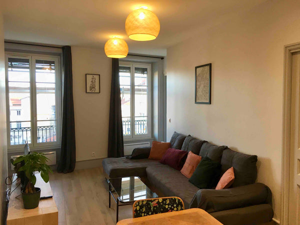 Appartement de 2 pièces entièrement rénové par un architecte en conservant le ch Lyon, France Bel appartement ancien rénové à Saxe-Gambetta Entire rental unit vacation rental 52716283