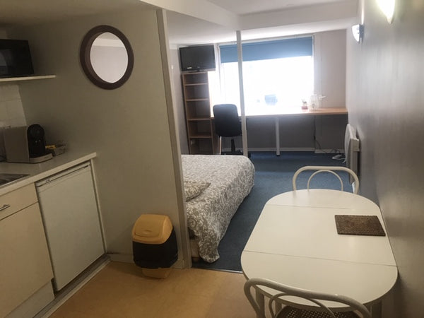 Studio entièrement équipé<br />A 2 pas de la gare Part Dieu et accès facile vers Lyon, France Quartier Part-Dieu proximité gare et centre ville Entire condo vacation rental 51862310