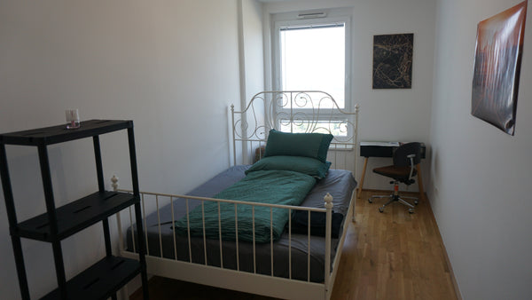 Ein sehr helles und ruhiges Zimmer mit einem atemberaubenden Ausblick über ganz   Gemütliches Zimmer in den Wolken von Wien. Private room in rental unit vacation rental 623794088541081012