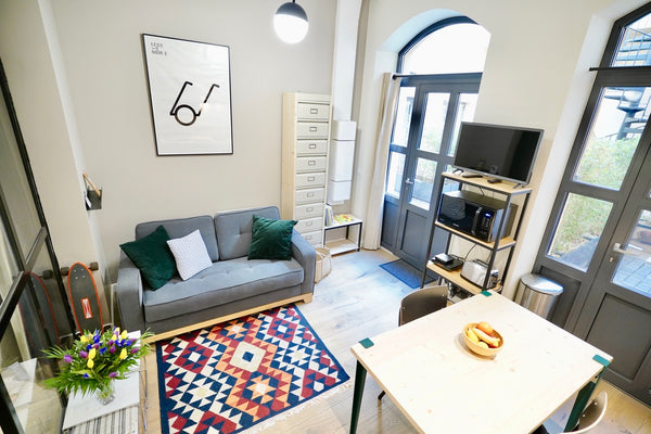 Très bel appartement atypique avec terrasse situé dans une ancienne école, à deu Lyon, France Le Chana - Atypique 3 pers -Terrasse-St Paul Entire rental unit vacation rental 49787903