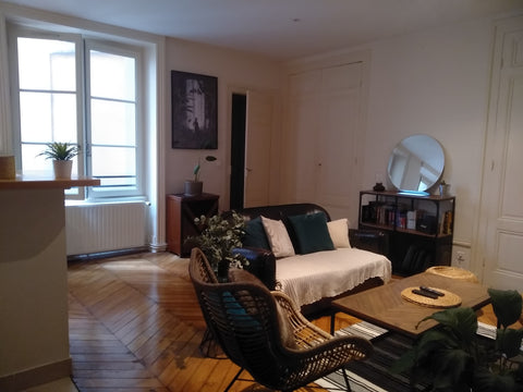 Appartement typique canût situé au coeur de lyon. A proximité de toutes commodit Lyon, France Charmant appartement au coeur de la presqu'île Entire rental unit vacation rental 25732664