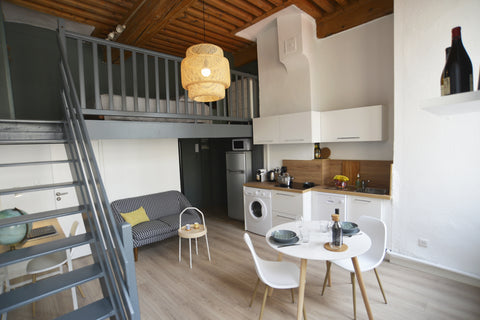 Au cœur des pentes de la Croix Rousse situé idéalement à proximité de l'Hôtel de Lyon, France Charmant 2 pièces tt équipé, canut ds les pentes Entire rental unit vacation rental 26096165