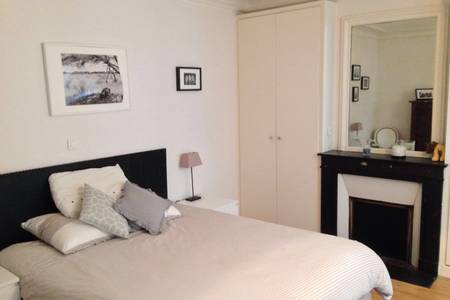 Appartement calme au charme typiquement parisien (moulures, cheminée), récemment Paris, France Appart à deux pas du jardin du Luxembourg Entire rental unit vacation rental 29359413