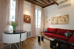 Close to the metro, central and historical district, lots of typical restaurants Paris, France HORTENSIA POM4-Apartment-Family-Wet room Entire rental unit vacation rental 23017860