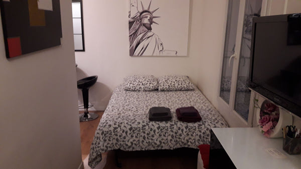 Studio de 20m2 refait à neuf, cuisiné équipée, TV écran plat, grande armoire de  Paris, France Porte champerret Paris 17 Entire rental unit vacation rental 13403053