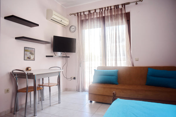 A 3 people capacity luxury studio apartment, 15 minutes walk from Zephyro Beach   New cosy studio 15 mins from beach and old town Entire rental unit vacation rental 36385123