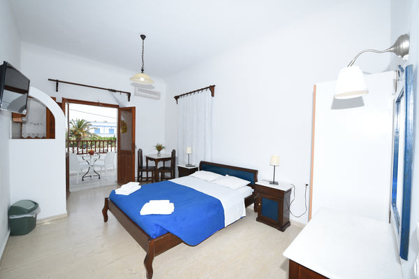 Comfortable studios in Kamari with Sea View or Mountain View. All studios are eq  Sunflower Studio Double in Kamari Room in aparthotel vacation rental 34900914