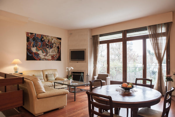 Maison lumineuse avec grandes baies vitrées dans le salon donnant sur le jardin  Bordeaux, France Maison pierrre, piscine chauffée centre bordeaux Entire townhouse vacation rental 8951509