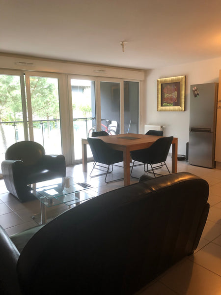 Appartement de type F3 de 70 m2 avec terrasse couverte situé dans une résidence  Bordeaux, France Appartement dans résidence de standing Entire condo vacation rental 35569199