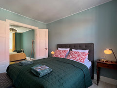 Lejligheden har 2 soveværelser og et dejligt stort badeværelse. Lejligheden har   Central beliggenhed på 1. sal i renoveret byhus Entire rental unit vacation rental 607794164323586554