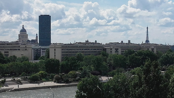 En haut d'un immeuble de pierre, l'appartement de 70m² offre une vue et des couc Paris, France 2 bedrooms 70m² flat with an amazing view on Paris Entire rental unit vacation rental 13706526
