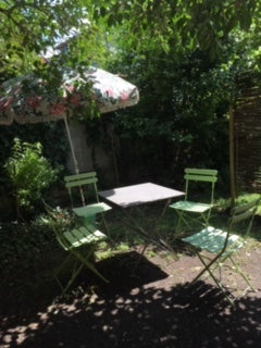 Appartement entièrement refait à neuf et bénéficiant d’un grand jardin privatif. Pessac, France Charmant Rez-de-jardin Bordeaux centre. Entire rental unit vacation rental 30318812