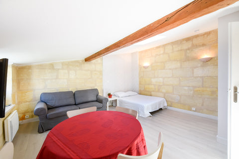 Air-conditioned bright studio on the second floor of a small stone building. Loc Bordeaux, France Large studio in Bordeaux Chartrons Entire rental unit vacation rental 6254000