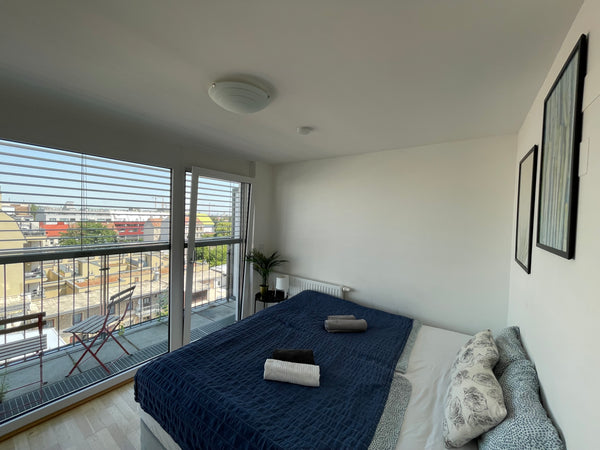 Hello and welcome to Vienna!<br /><br />Lovely room in a large rooftop apartment Vienna, Austria Deluxe Double Room with Balcony Private room in serviced apartment vacation rental 38641581