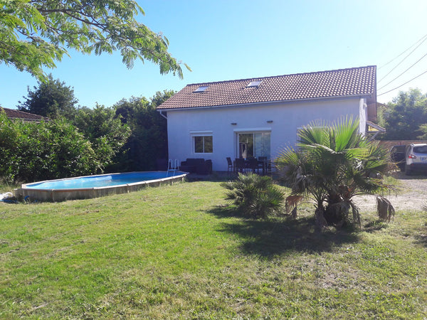 Bonjour<br />Nous louons notre maison à étage avec dont le total est d'environ 1 Pessac, France Maison  avec piscine au calme à Pessac Entire home vacation rental 23225762