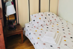 Mon logement est dans Montmartre, proche de Moulin Rouge et Café des Deux Moulin Paris, France Paris Montmartre : Jolie chambre sur cour fleurie Private room in rental unit vacation rental 2622407