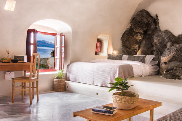 We invite you to experience the atmospheric Ammoudi bay. The sound and smell of  Oia, Greece Nicoletta Ammoudi Suite B Entire rental unit vacation rental 4562213