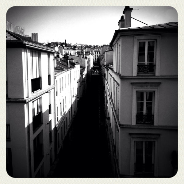 Cet étonnant 30m2 surprend ses visiteurs grâce à cette vue étonnante sur la rue  Paris, France Jolie perspective, 10ème arr. Entire rental unit vacation rental 6966128