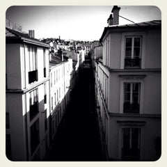 Cet étonnant 30m2 surprend ses visiteurs grâce à cette vue étonnante sur la rue  Paris, France Jolie perspective, 10ème arr. Entire rental unit vacation rental 6966128
