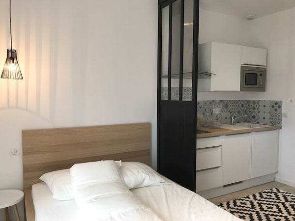 Très beau studio neuf et tout confort, situé dans une rue calme à proximité des  Talence, France STUDIO CALME ET CHARMANT 15 MN DE BORDEAUX CENTRE Entire rental unit vacation rental 23422371