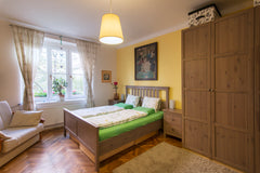 Byt není velký,  jen 60m2. Potraviny a nápoje na první snídani, čerstvé ovoce, k Prague, Czechia Útulný byt s výhledem do zahrady blízko centra Entire rental unit vacation rental 6181597