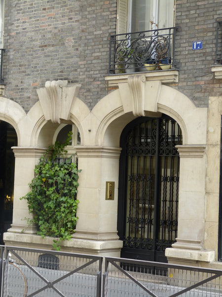 Stay  in the city centre and in a old condominium designed by a known architect, Paris, France Three rooms near Notre-Dame by the river Entire rental unit vacation rental 8543881