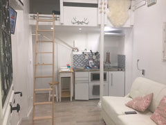 LE PASSAGE DE LA REINE DE HONGRIE tiny house. How about staying in a historic si Paris, France Superb tiny house in the heart of Paris 1st! Tiny home vacation rental 18919023