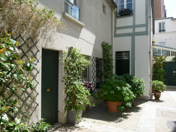 Apartment 85 m² in old house on courtyard facing the square Vuillemin and two st Paris, France Family home on flowered courtyard Entire rental unit vacation rental 7130899