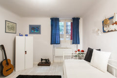 A gorgeous hideout floor ground apartment spacious modern and comfortable locate GR «Vitamin C» Flat+yard space! 5 min to metro. Entire rental unit vacation rental 33040149