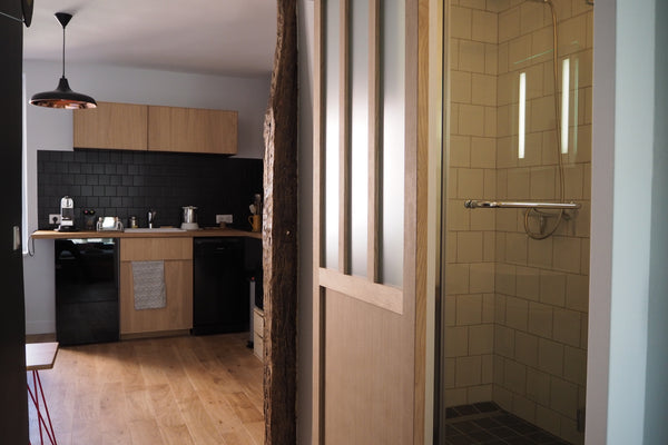 Petit 2 pièces traversant sur cour fleurie et rue, 1er étage, tout neuf et équip Paris, France Joli petit 2 pièces tout neuf Entire rental unit vacation rental 13406809